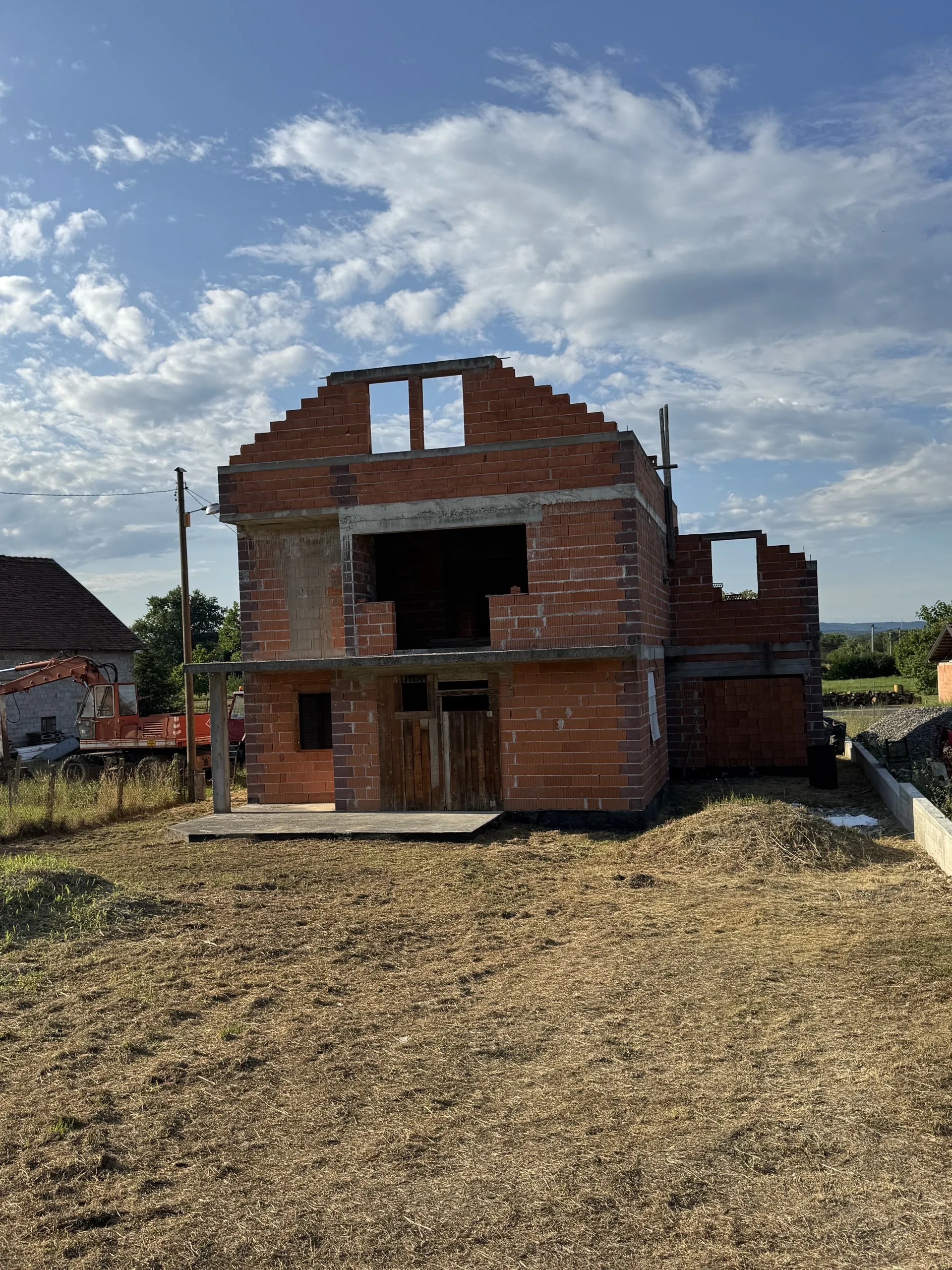 Ulazno pročelje s terasom i balkonom